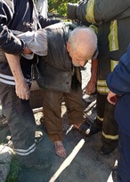 Луганские спасатели извлекли из 15-метрового колодца упавшего туда 93-летнего мужчину