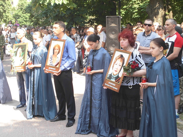 Митинг-реквием "Журавли памяти" в годовщину авиаудара ВСУ по зданию бывшей ЛОГА, Луганск, 2 июня 2015 года