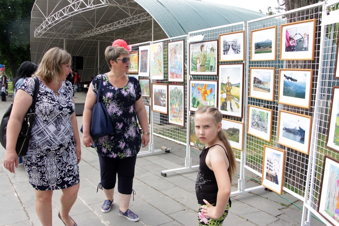 Выставка работ победителей Республиканского творческого конкурса "Мир. Победа. Отчий дом", Луганск, 1 июня 2017 года