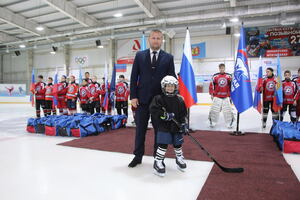 Луганские хоккеисты получили спортивную форму от российской партии "Единая Россия"