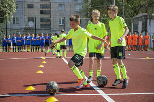 Современная футбольная площадка открылась на базе комплекса "Интеллект" в Луганске