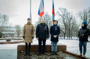 Церемония поднятия флага и исполнение гимна РФ в академии имени Матусовского, Луганск, 12 февраля 2024 года