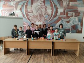 ЛРУНБ и мастера рукоделия проводят мастер-классы для эвакуированных в Луганск рубежан
