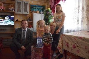 Представители Госбанка исполнили новогодние желания шести детей из двух районов ЛНР