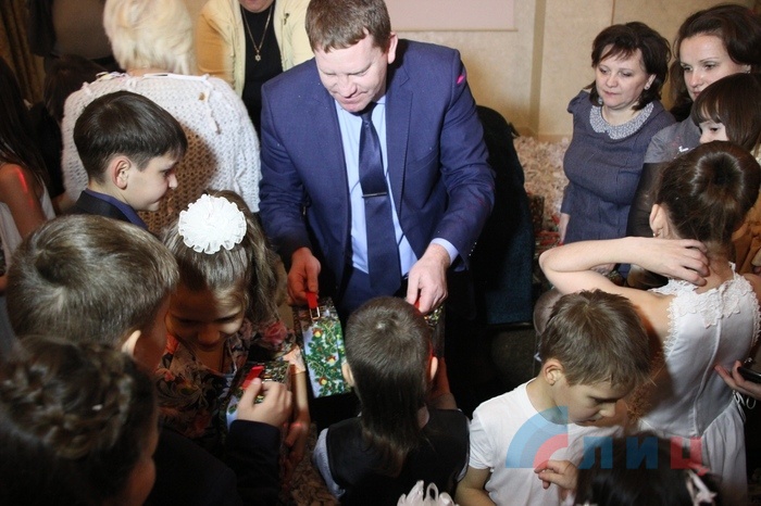 Новогодний утренник для подопечных Луганского городского центра социальной реабилитации детей-инвалидов, Луганск, 24 декабря 2015 года