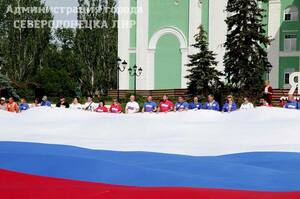 Жители Северодонецка к годовщине освобождения города развернули на площади флаг РФ
