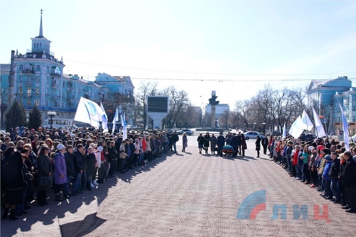 Возложение цветов к памятнику Тарасу Шевченко, Луганск, 9 марта 2016 года