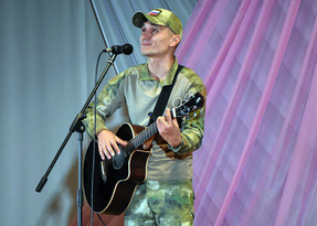 Артисты театра и кино представили в Лутугино концерт на тему героизма русского солдата