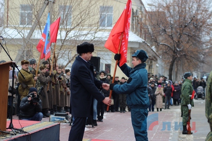 Вручение копий Знамени Победы учащимся школ, Луганск, 14 февраля 2018 года