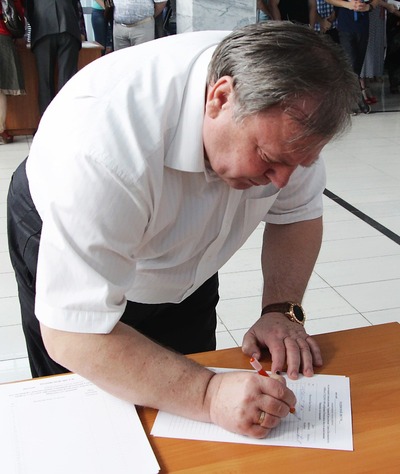 Сбор подписей под обращением в Совбез ООН в ЛГУ им. В.Даля, Луганск, 15 июня 2016 года