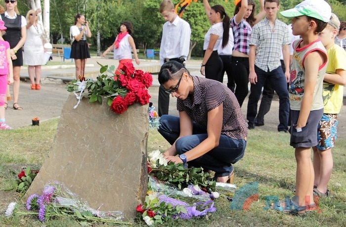 Акция в память о жителях ЛНР, погибших от обстрелов ВСУ летом 2014 года, Луганск, 24 августа 2016 года