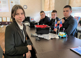 Участники конкурса "Лидеры России" передали обучающее оборудование школьникам Луганска