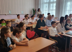 Детский омбудсмен РФ передала мебель и технику школе в Красном Луче