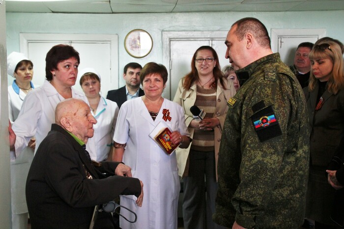 Глава Республики навещает в госпитале ветеранов Великой Отечественной, Луганск, 8 мая 2015 года