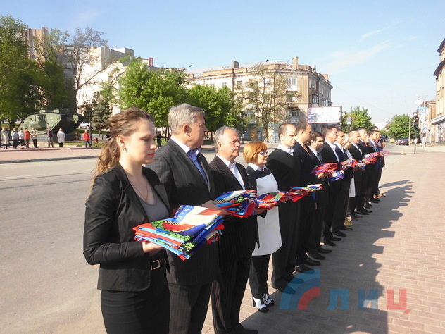Передача Государственного флага ЛНР представителям городов и районов Республики, Луганск, 12 мая 2015 года