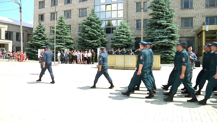 Более 30 выпускников Луганского полицейского училища приняли Присягу на верность народу ЛНР