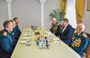 Пасечник встретился за чаепитием с ветеранами Великой Отечественной и участниками спецоперации