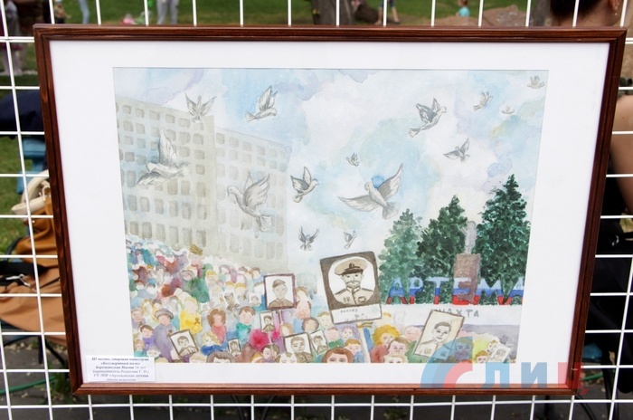 Выставка работ победителей Республиканского творческого конкурса "Мир. Победа. Отчий дом", Луганск, 1 июня 2017 года