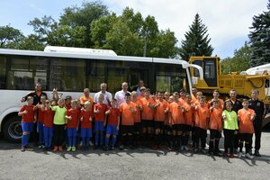 Губернатор Оренбуржья передал автобусы школам Перевальского района