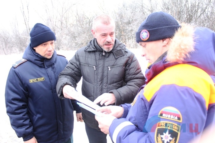 Разгрузка очередного, 59-го, гумконвоя МЧС РФ, Луганск, 22 декабря 2016 года