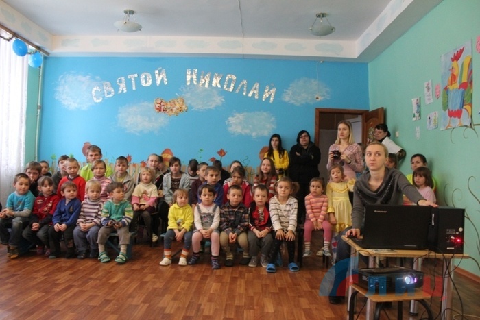 Праздник для маленьких пациентов республиканской детской туберкулезной больницы в День Святого Николая, Луганск, 19 декабря 2016 года