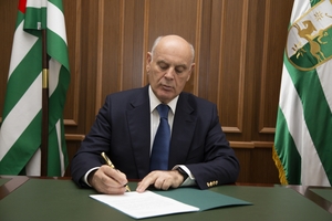 Президент Абхазии подписал указы о признании независимости ЛНР и ДНР