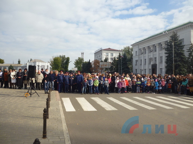Открытие мемориальной доски в честь бывшего директора музея "Молодой гвардии" Анатолия Никитенко, Краснодон, 9 октября 2015 года