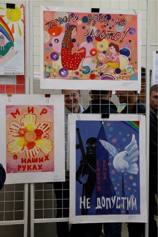 Выставка рисунков "Дети рисуют МИР", Луганск, 10 марта 2016 года
