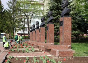 Коммунальщики Антрацитовского округа благоустраивают мемориальный комплекс "Вечный огонь"