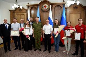 Кириенко и Пасечник поздравили Михаила Голубовича с присвоением почетного звания