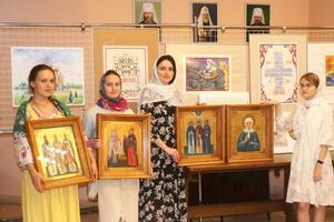 Студенты-иконописцы ЛГАКИ провели в луганском храме выставку работ "Троицкая радость"