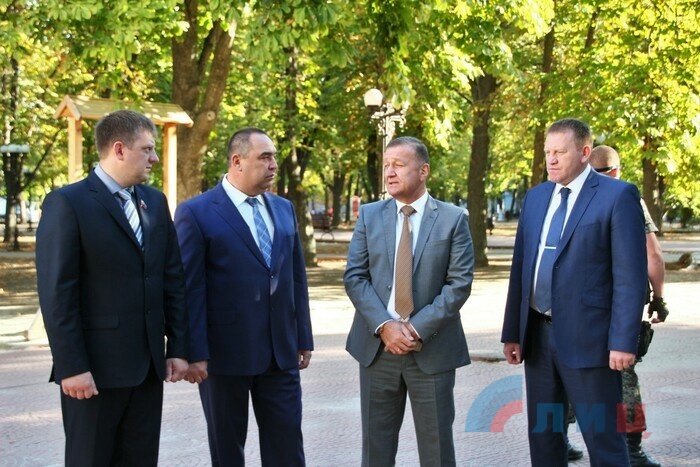 Руководители ЛНР в День города почтили память выдающихся луганчан, Луганск, 12 сентября 2015 года