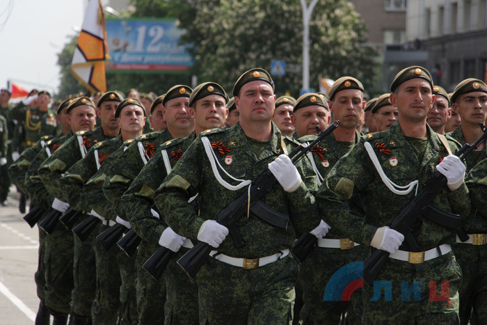 Военный парад, посвященный 73-й годовщине Победы в Великой Отечественной войне, Луганск, 9 мая 2018 года