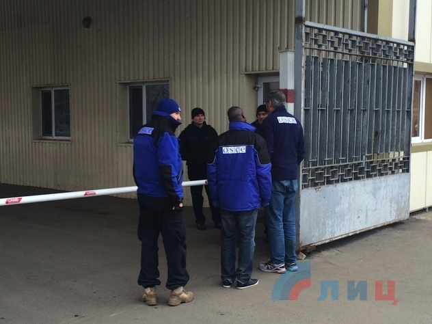 14-ая колонна МЧС РФ привезла в Луганск гумпомощь. Сотрудники ОБСЕ наблюдают за разгрузкой