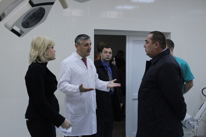 Глава ЛНР Игорь Плотницкий ознакомился с ходом подготовки к запуску отделения малоинвазивной хирургии, Луганск, 13 октября 2015 года