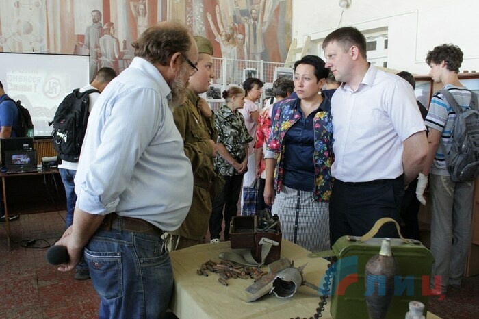 Открытие выставки "Непокоренный Донбасс" в универсальной научной библиотеке имени Горького, Луганск, 2 сентября 2015 года