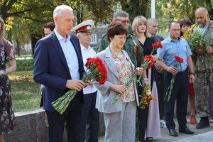 Красный Луч и Стаханов почтили память павших при освобождении городов от фашистов