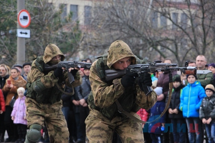 Показательные выступления военнослужащих Второй отдельной гвардейской ордена Доблести II степени мотострелковой бригады Народной милиции имени Ворошилова, Луганск, 4 ноября 2017 года