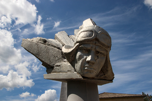 Активисты в Старобельском районе привели в порядок памятник Герою Советского Союза
