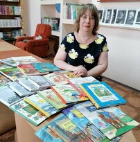 Блогер из РФ передала библиотеке Луганска детские книги современных российских писателей