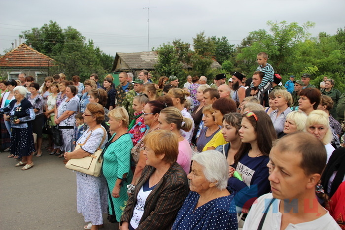 Открытие памятного знака танкистам, погибшим в бою с ВСУ в августе 2014 года, Новосветловка, 26 августа 2016 года