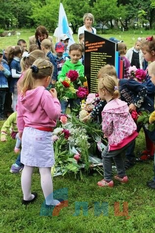 Акция памяти о погибших детях Республики в парке имени Щорса, Луганск, 1 июня 2016 года
