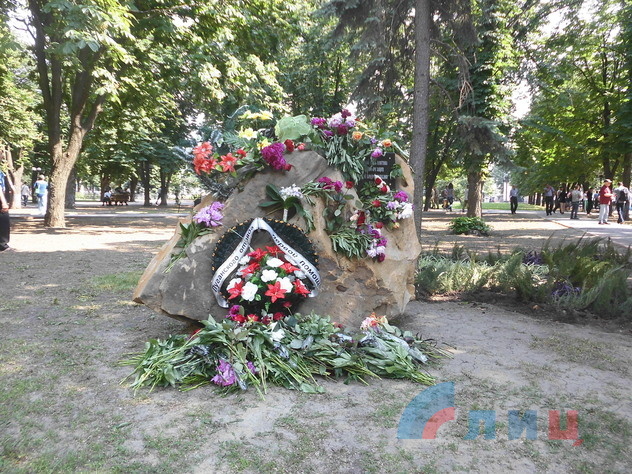 Митинг-реквием "Журавли памяти" в годовщину авиаудара ВСУ по зданию бывшей ЛОГА, Луганск, 2 июня 2015 года
