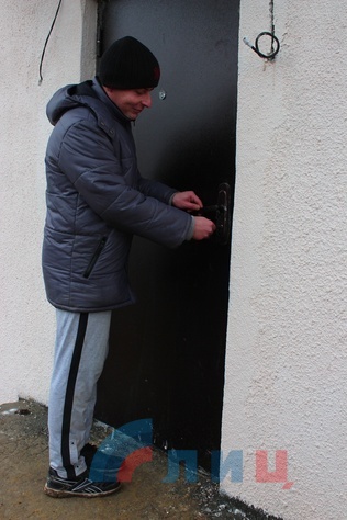 Вручение главой Совмина Геннадием Цыпкаловым ключей от первых домов, построенных по программе "100 домов", Хрящеватое, 3 декабря 2015 года