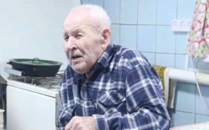 Народный фронт передал ходунки 102-летнему жителю Станично-Луганского района