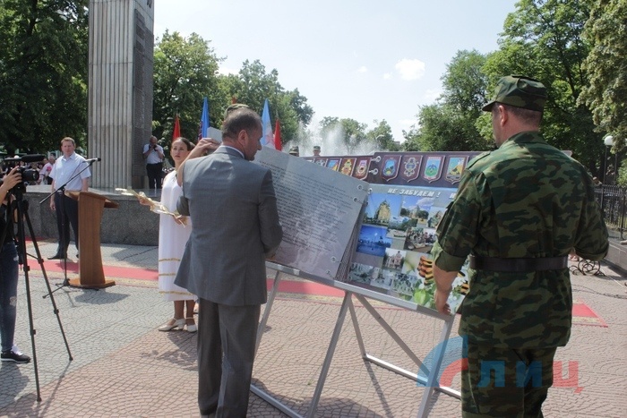 Финал акции "Книга памяти" у Пилона Славы, Луганск, 22 июня 2015 года