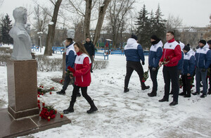Представители властей ЛНР и студенты на митинге в Луганске почтили память молодогвардейцев