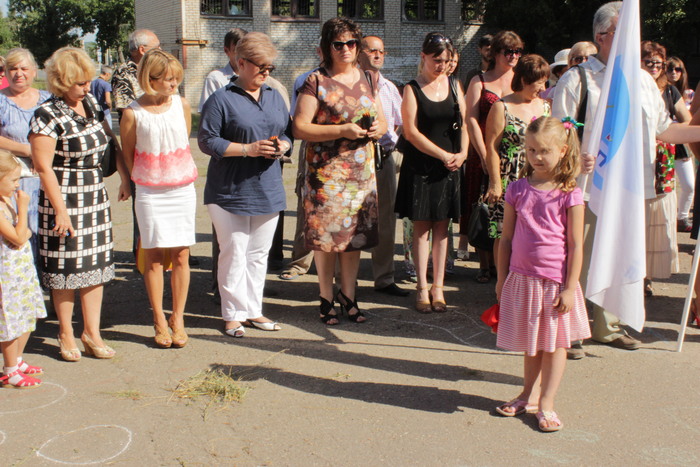 Молчаливая акция памяти "Расстрелянное детство" по случаю годовщины обстрелов школы № 39, Луганск, 5 августа 2015 года