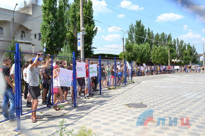 Пикет у офиса ОБСЕ в Луганске, 9 августа 2015 года