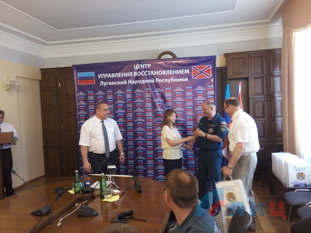 Глава ЛНР наградил 87 спасателей РФ, доставивших гуманитарный груз в Республику 28-й раз, Луганск, 28 мая 2015 года